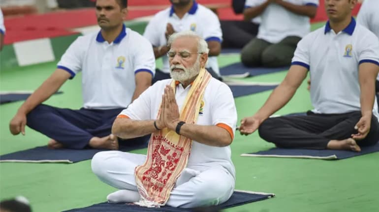 Yoga Day 2024: जम्मू कश्मीर पहुंचे PM मोदी, 21 जून को श्रीनगर में 7,000 लोगों के साथ करेंगे योग | Moneycontrol Hindi