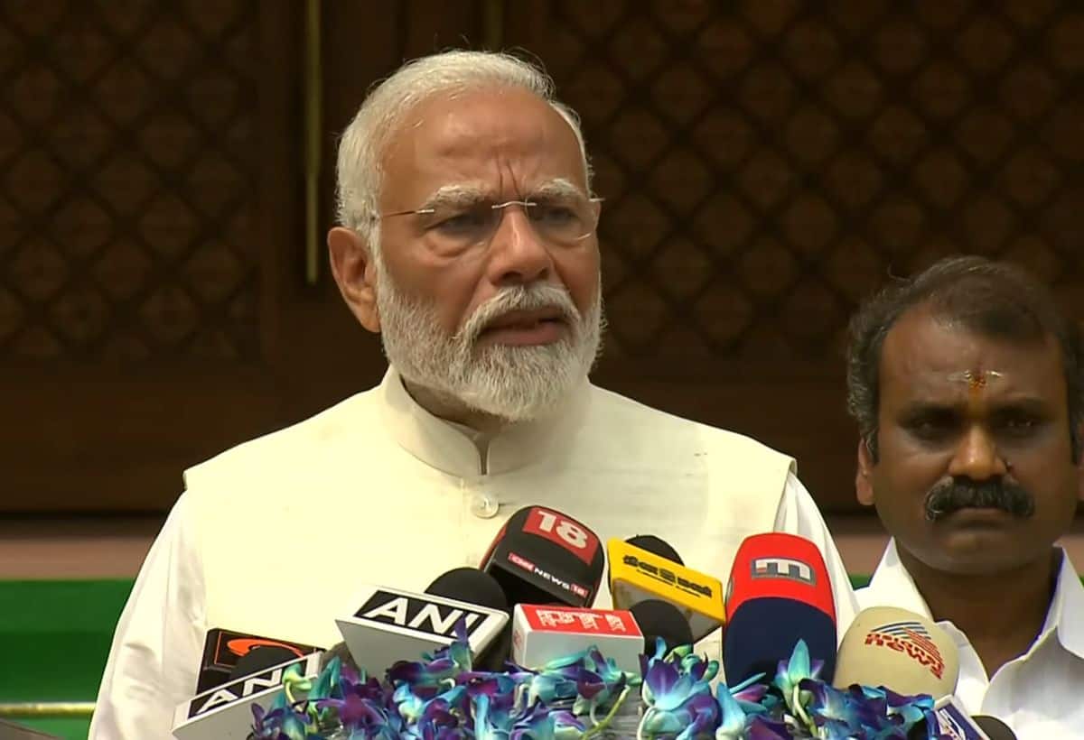 'देश चलाने के लिए आम सहमति जरूरी', 18वीं लोकसभा के पहले दिन पीएम मोदी ने कांग्रेस को दिलाई इमरजेंसी की याद