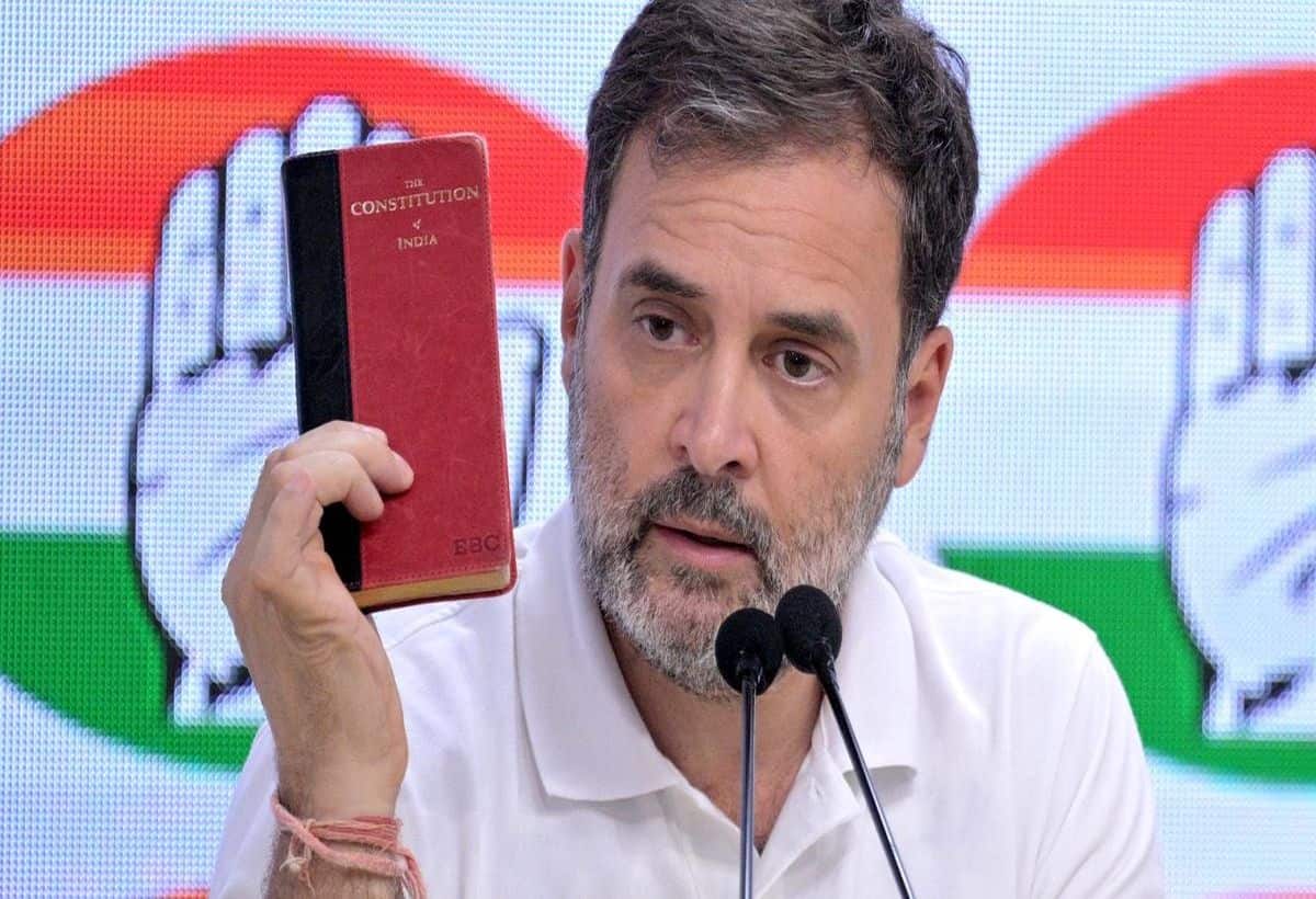 Constitution Pocket: लोकसभा चुनाव के बाद बढ़ी संविधान के पॉकेट एडिशन की मांग, आखिर क्या है इसमें खास