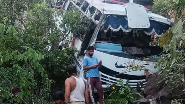 जम्मू-कश्मीर में तीर्थयात्रियों की बस खाई में गिरी, आतंकी हमले की आशंका, 10 की मौत