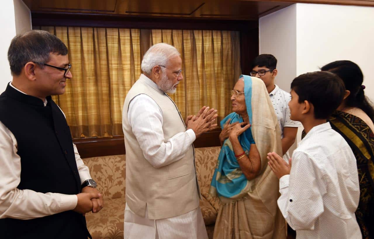 इस मुलाकात के अगले दस दिनों तक मां हमेशा पीएम मोदी की चर्चा करती रहीं, उनकी सादगी, सहजता, विनम्रता की चर्चा करती रहीं।
