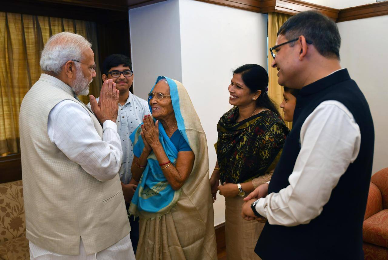 पीएम नरेंद्र मोदी ने जब खास तौर पर नेटवर्क 18 के ग्रुप एडिटर-कन्वर्जेंस ब्रजेश कुमार सिंह की मां राजरानी देवी को मिलने के लिए आमंत्रित किया 