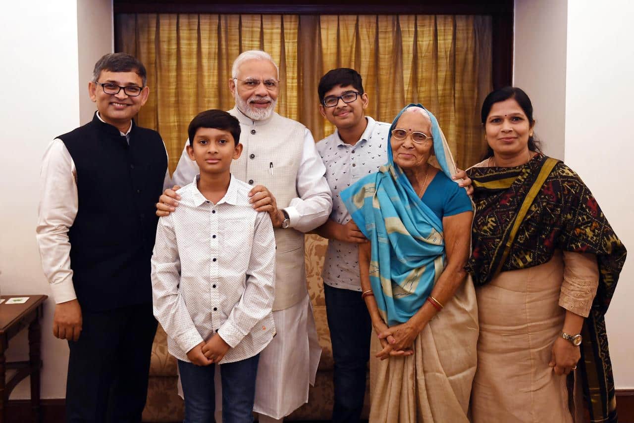 पीएम नरेंद्र मोदी नेटवर्क 18 के ग्रुप एडिटर-कन्वर्जेंस ब्रजेश कुमार सिंह, उनकी मां राजरानी देवी, उनकी पत्नी और बच्चों के साथ आत्मीय पलों में
