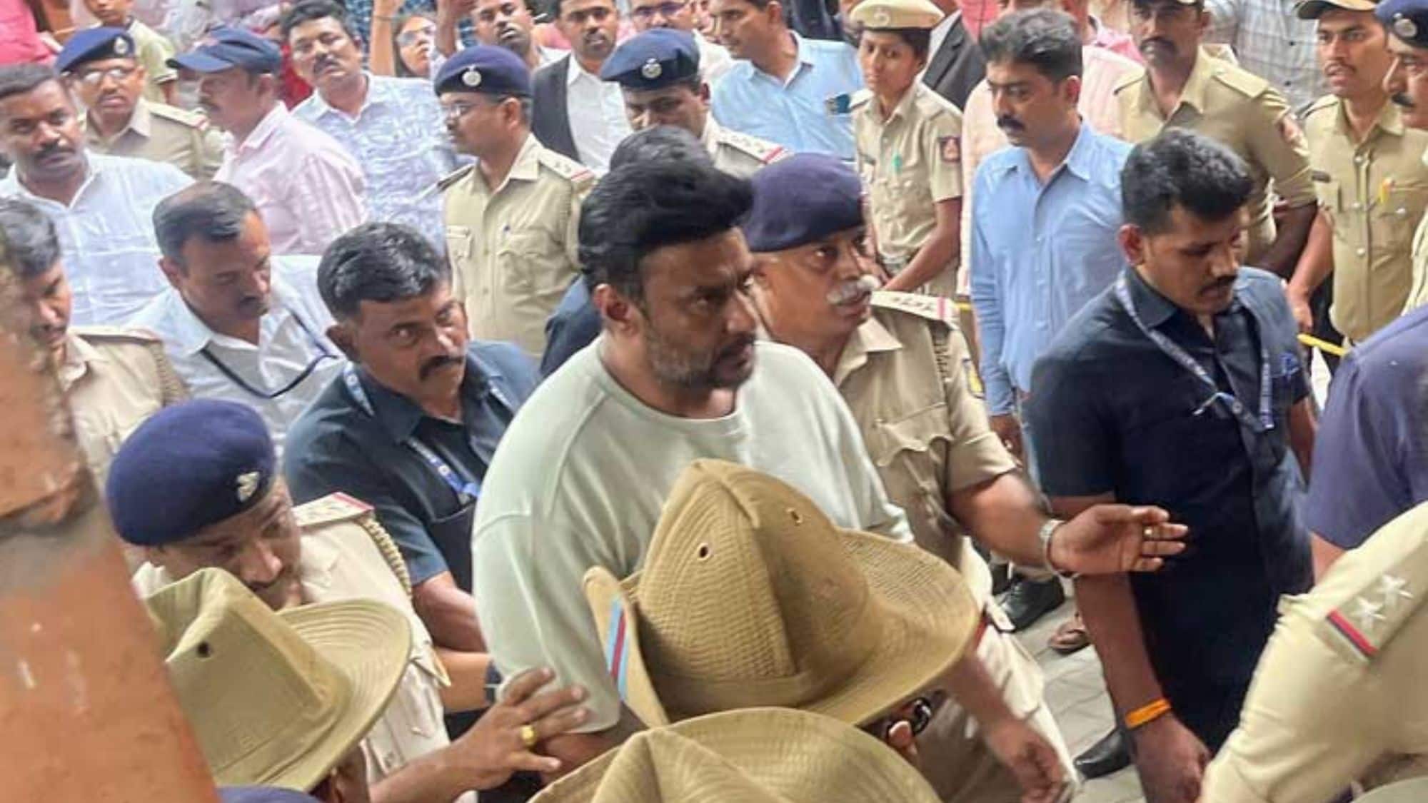Renukaswamy Murder: दर्शन थूगुदीप ने हत्या के सबूत मिटाने के लिए खर्च किए 78 लाख रुपए Renukaswamy Murder: दर्शन थूगुदीप ने हत्या के सबूत मिटाने के लिए खर्च किए 78 लाख रुपए