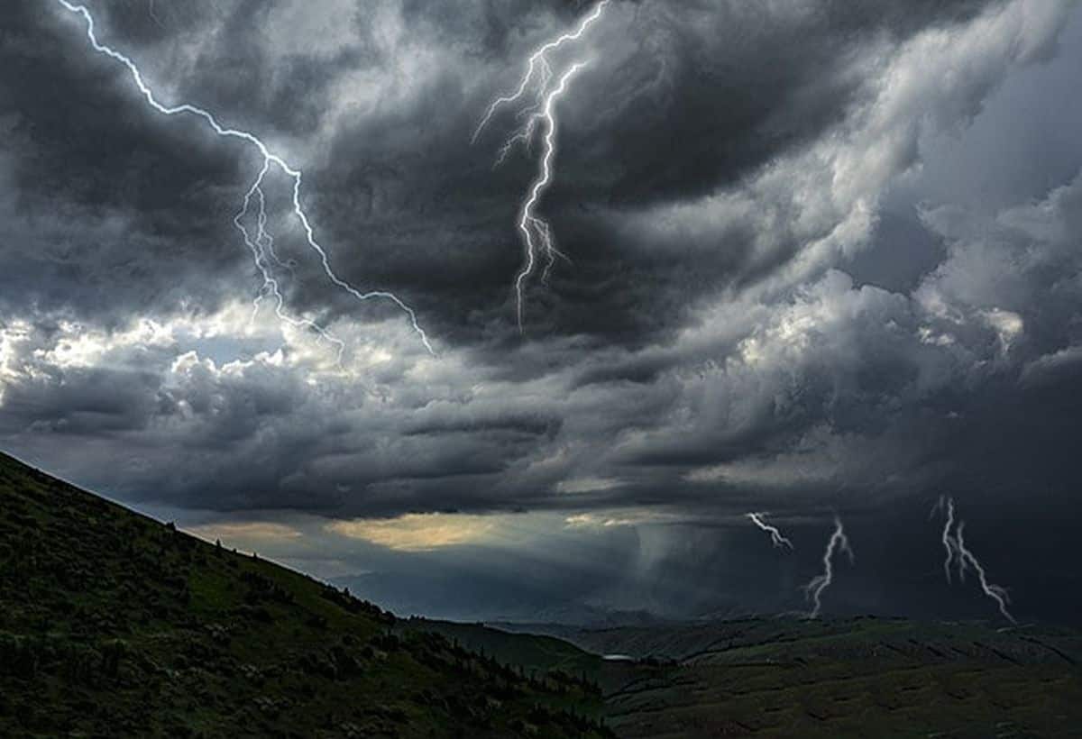 Lightning: बारिश के समय बादल क्यों गरजते हैं, कैसे बनती है आकाशीय बिजली, ऐसे समझें पूरा रहस्य