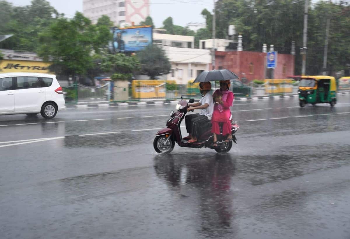Delhi Rain: दिल्ली- NCR में सुबह-सुबह से झमाझम बारिश, लोगों को उमस भरी गर्मी से मिली राहत, येलो अलर्ट जारी