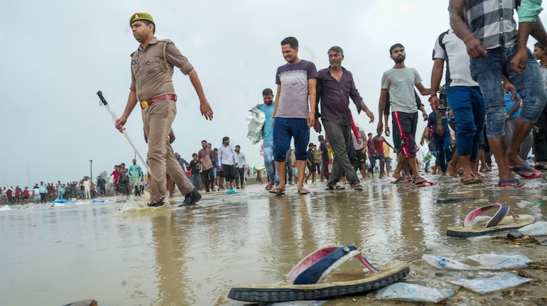 Hathras News: हाथरस में भगदड़ के दौरान दम घुटने से हुई ज्यादा लोगों की मौत, पोस्टमार्टम रिपोर्ट में सामने आईं कई बातें | Moneycontrol Hindi