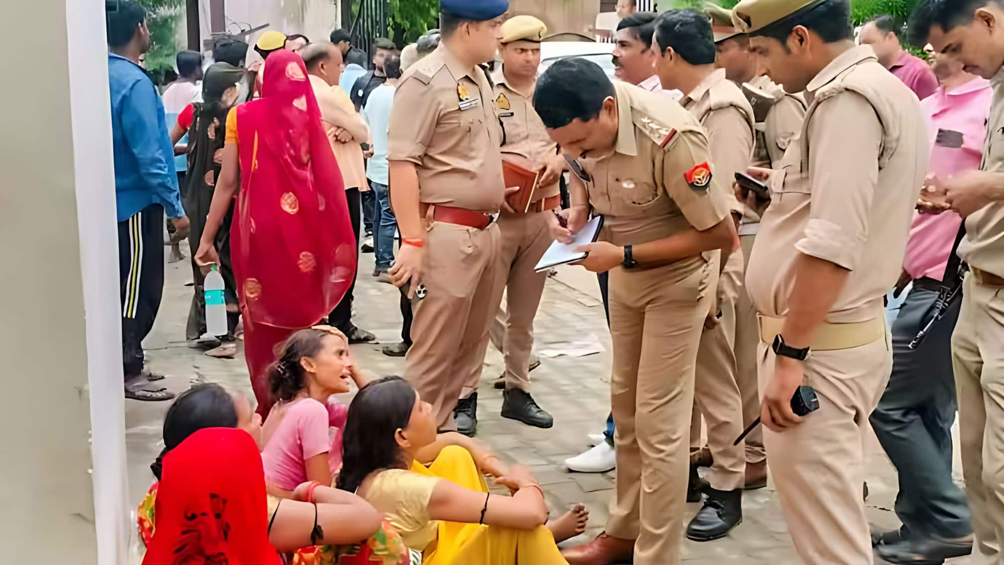 Hathras Stampede: एक साथ इतनी लाश देख कर पुलिसवाले की हुई मौत! हाथरस भगदढ़ में 100 से ज्यादा की गई जान Hathras Stampede: एक साथ इतनी लाश देख कर पुलिसवाले की हुई मौत! हाथरस भगदढ़ में 100 से ज्यादा की गई जान