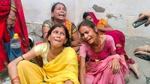Hathras Stampede: यूपी के हाथरस में सत्संग के दौरान भगदड़! 100 से अधिक
