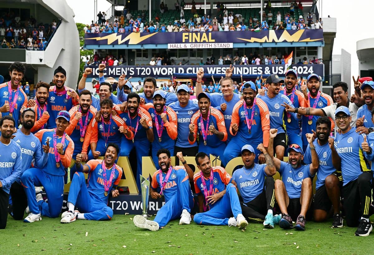 वर्ल्ड कप विजेता भारतीय टीम की आज शाम तक होगी घर वापसी, तूफान के कारण बारबडोस में बुरी तरह फंसे हैं खिलाड़ी वर्ल्ड कप विजेता भारतीय टीम की आज शाम तक होगी घर वापसी, तूफान के कारण बारबडोस में बुरी तरह फंसे हैं खिलाड़ी