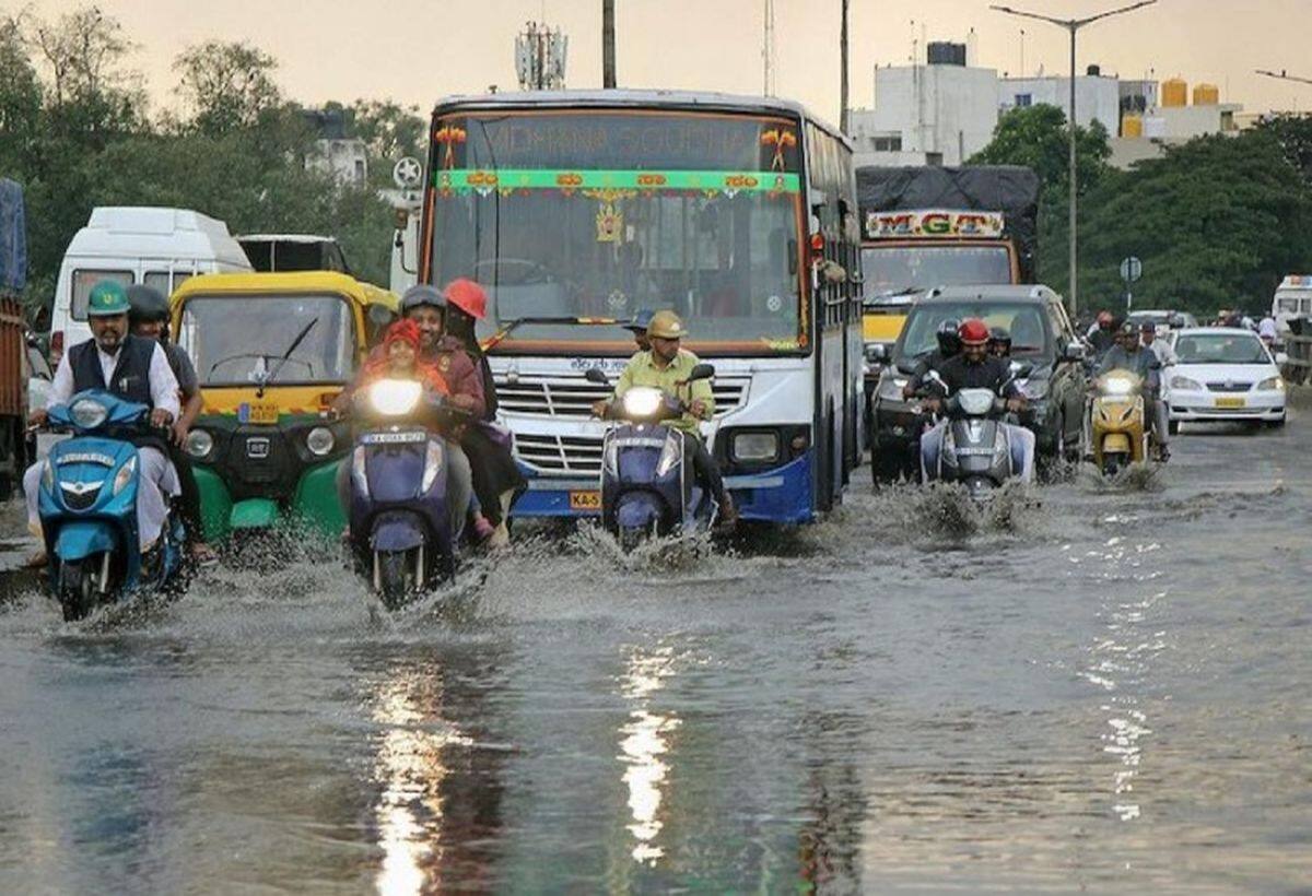 Weather Updates: मानसून ने दिखाए तेवर, तेलंगाना, कर्नाटक और ओडिशा में रेड अलर्ट जारी Weather Updates: मानसून ने दिखाए तेवर, तेलंगाना, कर्नाटक और ओडिशा में रेड अलर्ट जारी