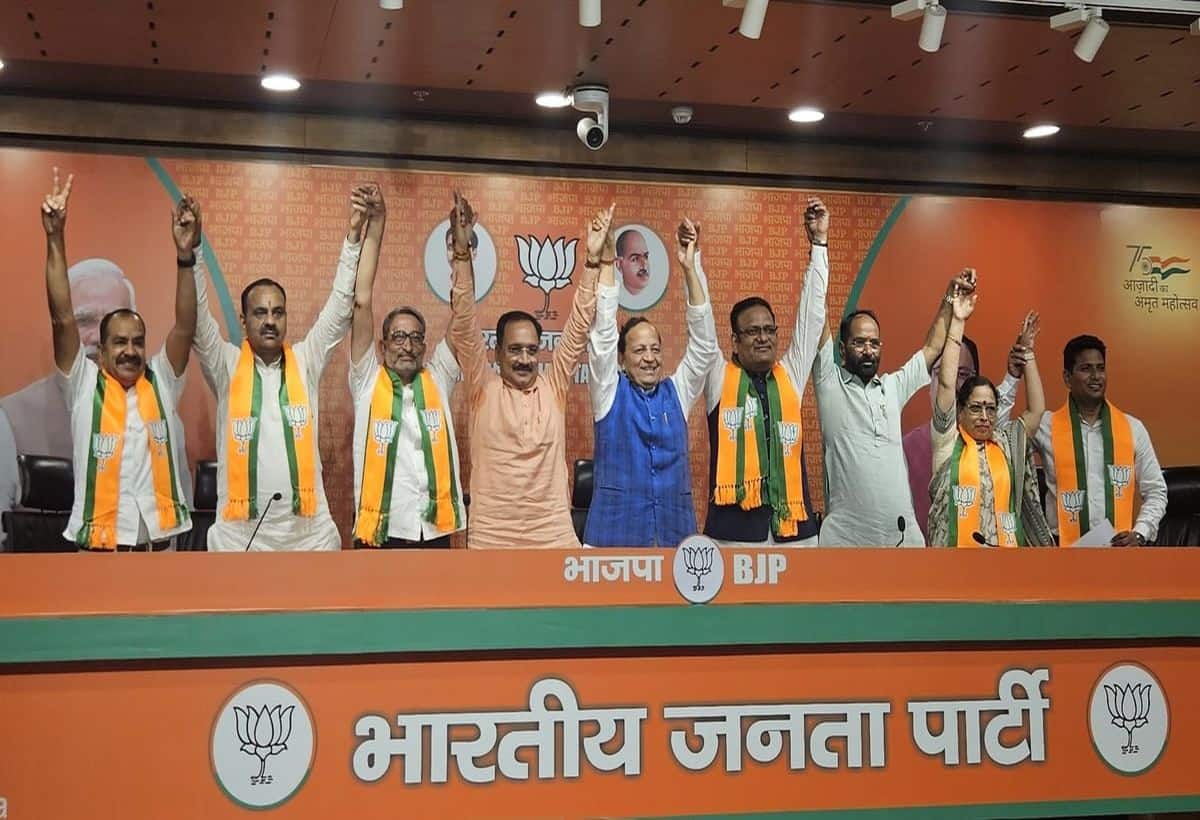 जेल में बंद केजरीवाल को दोहरा झटका, AAP विधायक करतार सिंह तंवर और पूर्व मंत्री राज कुमार आनंद BJP में शामिल जेल में बंद केजरीवाल को दोहरा झटका, AAP विधायक करतार सिंह तंवर और पूर्व मंत्री राज कुमार आनंद BJP में शामिल