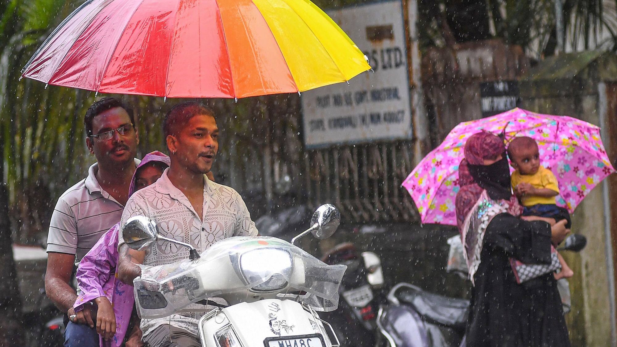 मुंबई, ठाणे, पालघर, रायगढ़ में भारी बारिश, IMD ने मध्य महाराष्ट्र के लिए 16 जुलाई तक जारी किया रेड अलर्ट मुंबई, ठाणे, पालघर, रायगढ़ में भारी बारिश, IMD ने मध्य महाराष्ट्र के लिए 16 जुलाई तक जारी किया रेड अलर्ट