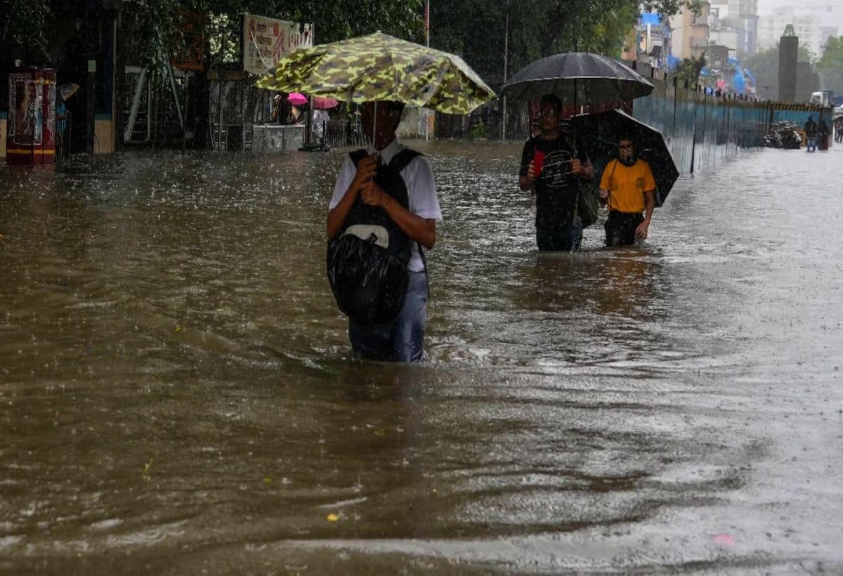 Weather Alert: मुंबई में बारिश का कहर, थमी लोकल ट्रेन की रफ्तार, 11 राज्यों में बारिश का अलर्ट