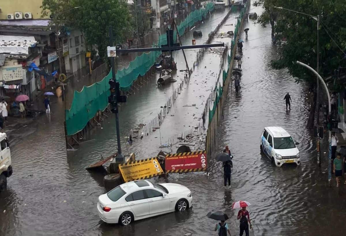Mumbai Rains: मुंबई में मूसलाधार बारिश, अंधेरी सबवे बंद, लोकल ट्रेन सेवा लड़खड़ाई, येलो अलर्ट जारी Mumbai Rains: मुंबई में मूसलाधार बारिश, अंधेरी सबवे बंद, लोकल ट्रेन सेवा लड़खड़ाई, येलो अलर्ट जारी
