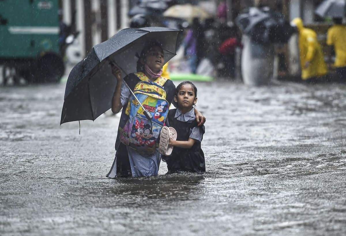 Mumbai Rain: मुंबई में भारी बारिश से हाहाकार! सड़कें, रेल पटरियां और एयरपोर्ट रनवे पर भरा पानी, 27 फ्लाइट डायवर्ट
