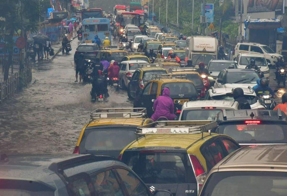 Weather Updates: गुजरात और उत्तराखंड के लिए रेड अलर्ट जारी, मुंबई में भारी बारिश, जानिए दिल्ली में मौसम का हाल