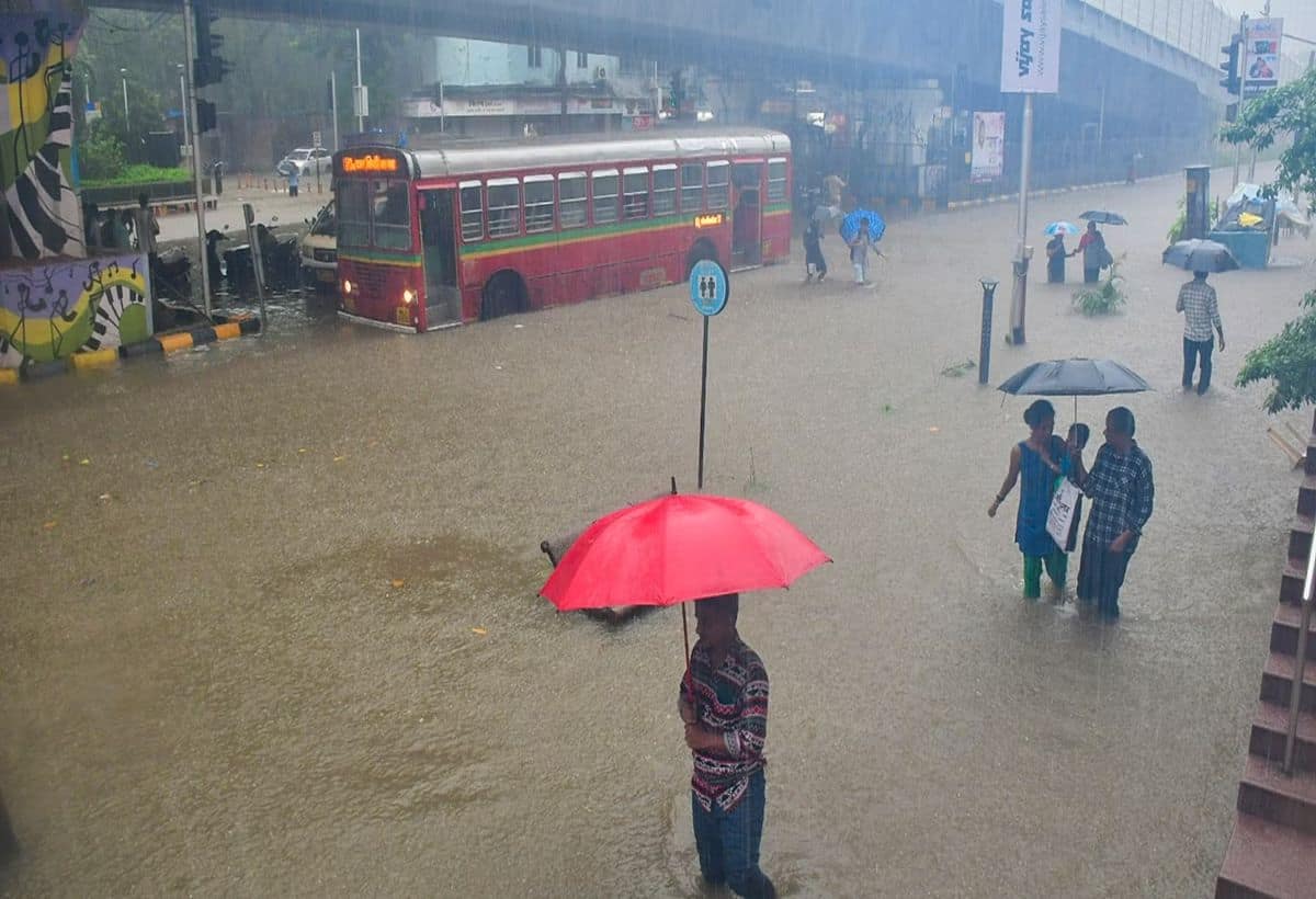 Mumbai Rains: मुंबई में मूसलाधार बारिश का रेड अलर्ट जारी, कई जगह जलभराव, स्कूल-कॉलेज खुले Mumbai Rains: मुंबई में मूसलाधार बारिश का रेड अलर्ट जारी, कई जगह जलभराव, स्कूल-कॉलेज खुले