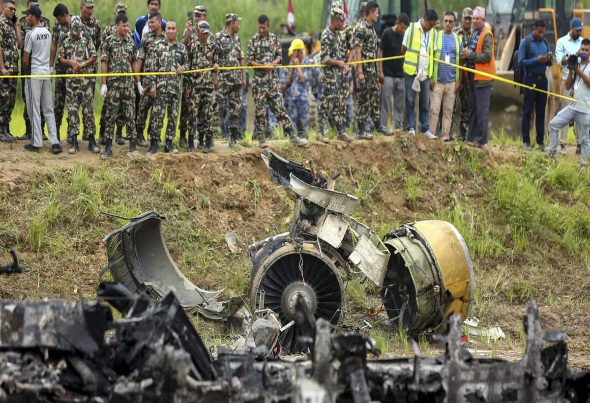 Nepal Plane Crash Live: एयरपोर्ट पर तैनात एक सुरक्षा अधिकारी ने बताया कि विमान के पायलट को अस्पताल ले जाया गया है Nepal Plane Crash Live: एयरपोर्ट पर तैनात एक सुरक्षा अधिकारी ने बताया कि विमान के पायलट को अस्पताल ले जाया गया है
