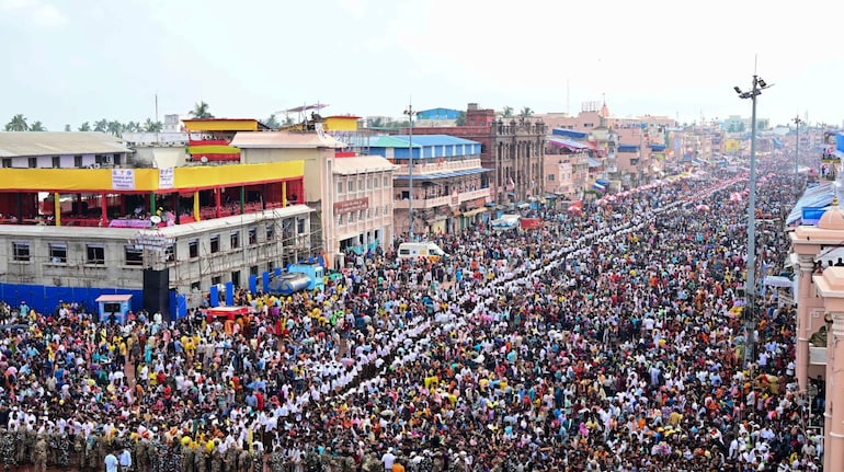 रथ यात्रा के दौरान भगदड़ पर ओडिशा सरकार का बड़ा एक्शन, इन अधिकारियों पर हुई  कार्रवाई, CM माझी ने मांगी माफी - puri rath yatra stampede two officers  suspended dm and sp