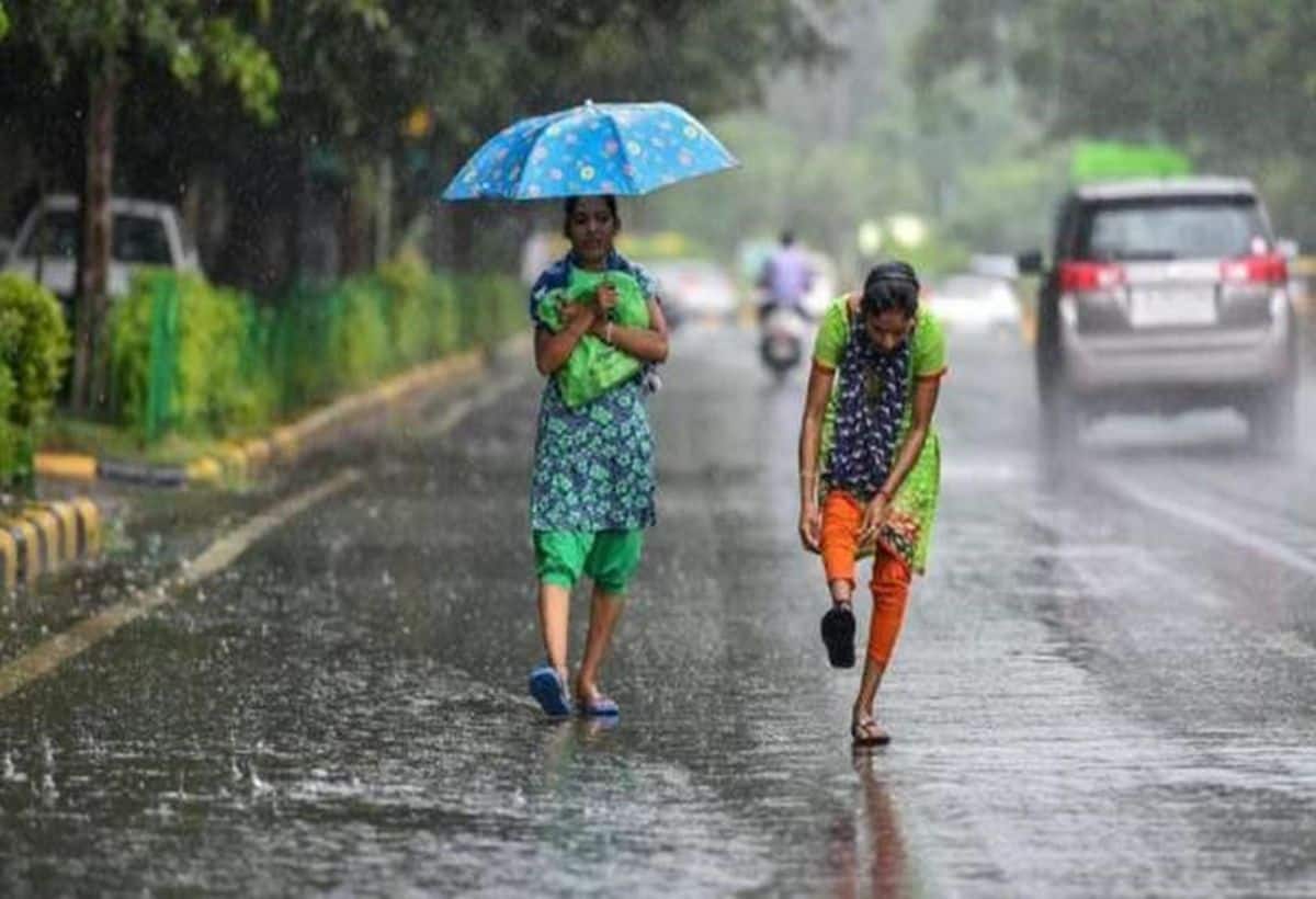 Weather Updates: दिल्ली-महाराष्ट्र में मूसलाधार बारिश की आशंका, कर्नाटक में बाढ़ का अलर्ट जारी Weather Updates: दिल्ली-महाराष्ट्र में मूसलाधार बारिश की आशंका, कर्नाटक में बाढ़ का अलर्ट जारी