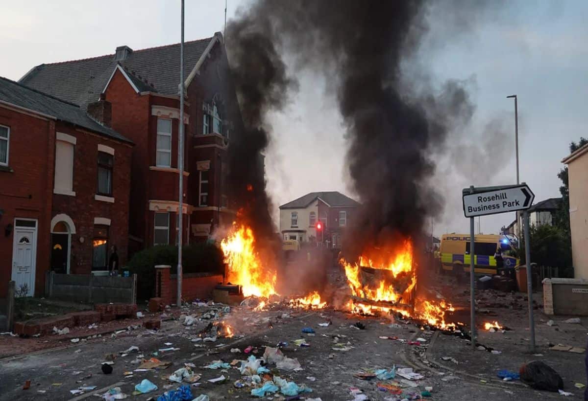 UK Violence: ब्रिटेन में मस्जिद के बाहर भीड़ की पुलिस के साथ हिंसक झड़प, 3 बच्चों की हत्या के बाद बवाल