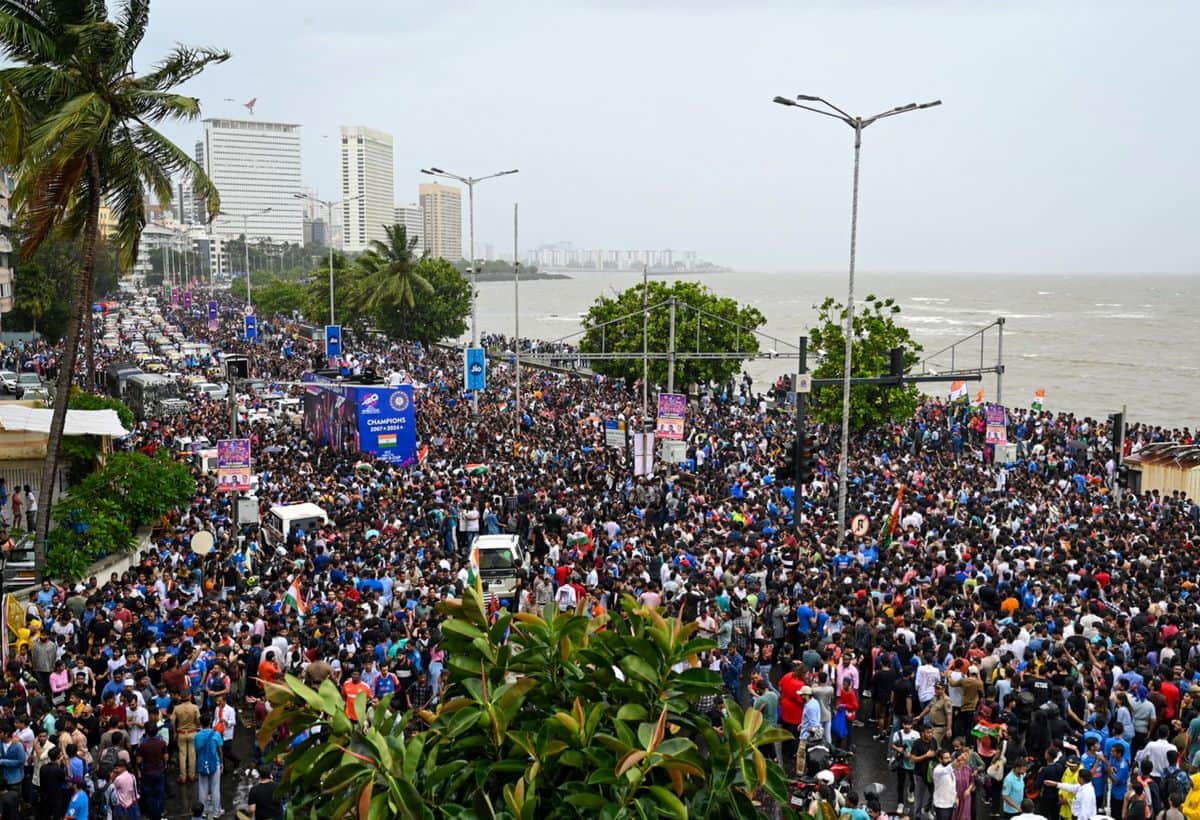 Victory Parade: टीम इंडिया के स्वागत के लिए मरीन ड्राइव पर उमड़ा जनसैलाब, वानखेड़े स्टेडियम तक क्रिकेट फैंस की भारी भीड़