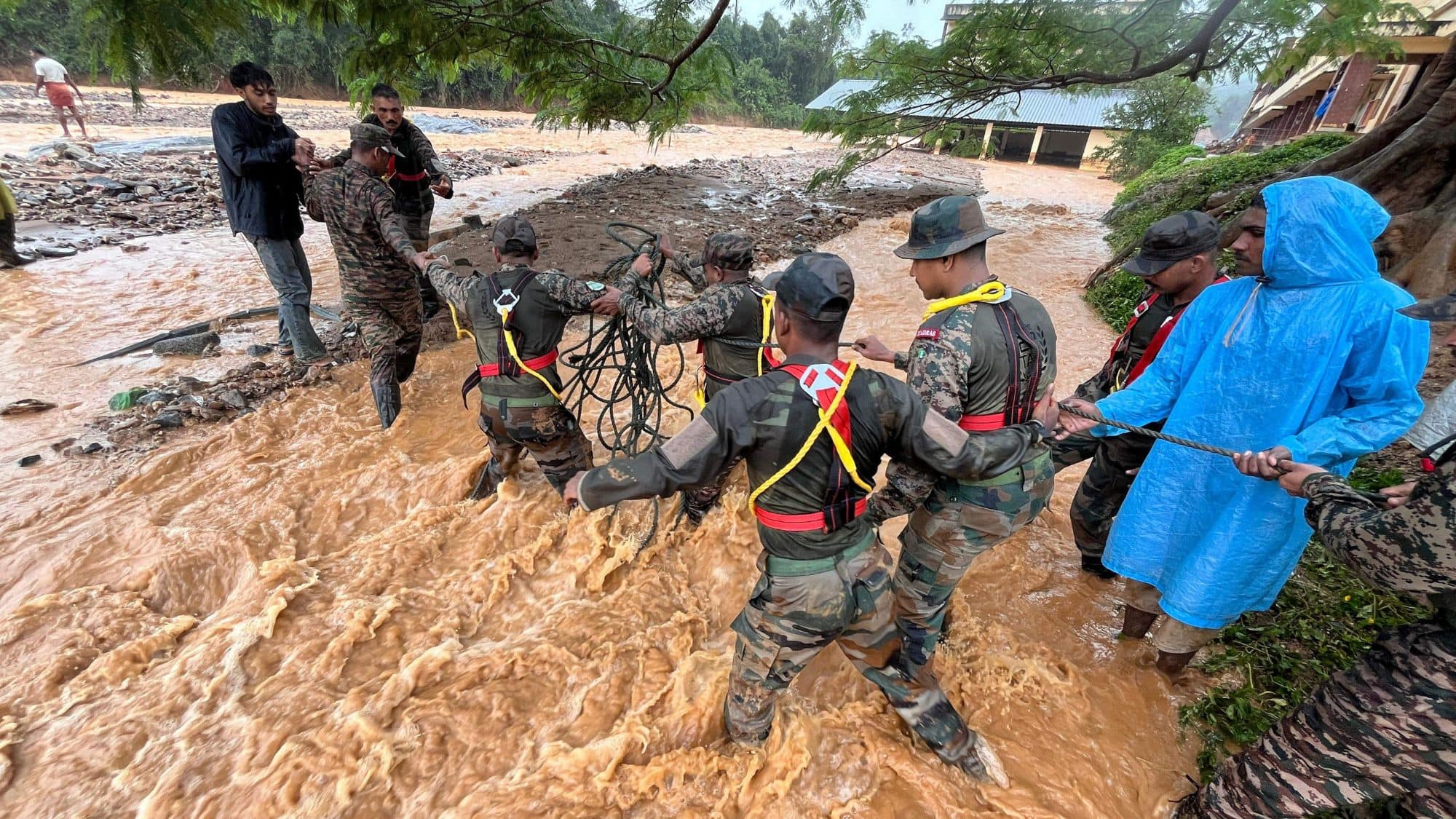 Wayanad Landslide: वायनाड भूस्खलन में 106 लोगों की मौत, पुल टूटने, लगातार  बारिश से रेस्क्यू ऑपरेशन में बड़ी रुकावट - wayanad landslide 106 people  died bridge collapse continuous ...