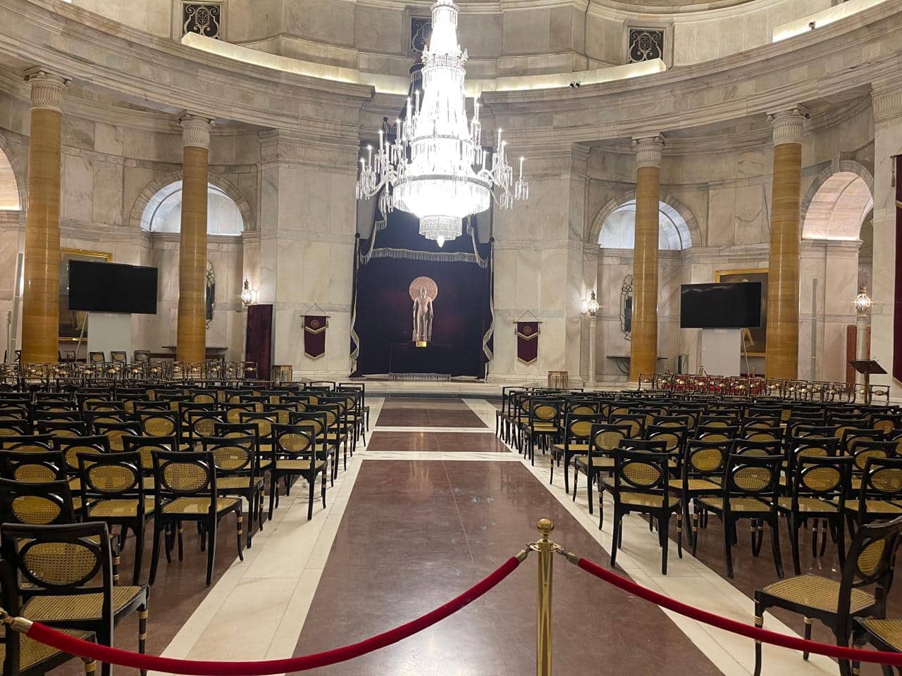 दरबार हॉल जिसका नया नाम अब गणतंत्र मंडप है। जिस कमरे में स्वतंत्र भारत के पहले प्रधानमंत्री ने शपथ ली हो, वो आजादी के सात दशक बाद तक दरबार हॉल के तौर पर ही क्यों पुकारा जाता रहा, ये बड़ा सवाल है!