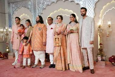 Anant-Radhika Wedding: एक दूसरे के हुए अनंत अंबानी और राधिका मर्चेंट, शादी  के बाद पहली तस्वीर आई सामने | Moneycontrol Hindi