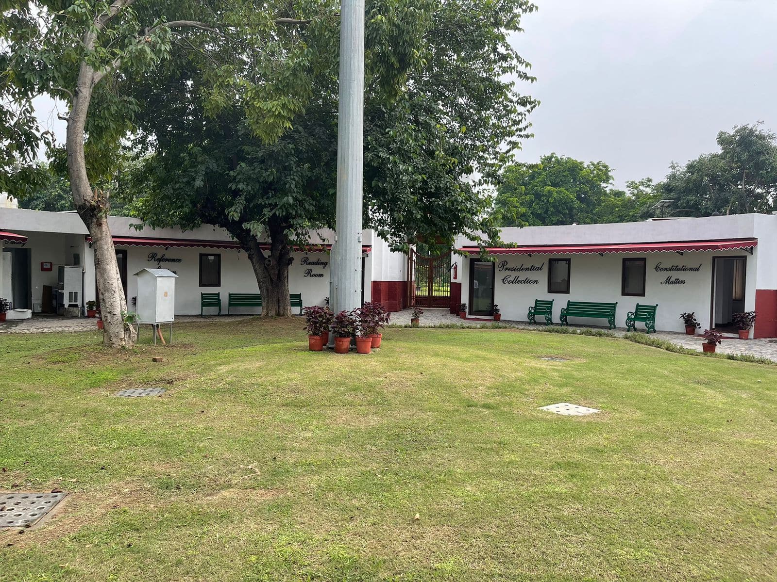 राष्ट्रपति मुर्मू ने आज के दिन उस प्रणब मुखर्जी लाइब्रेरी को भी आम जनता के लिए खोल दिया, जिसका इस्तेमाल पहले सिर्फ राष्ट्रपति भवन से जुड़े हुए कर्मचारी और प्रेसिडेंट एस्टेट के अंदर रहने वाले लोग कर सकते थे