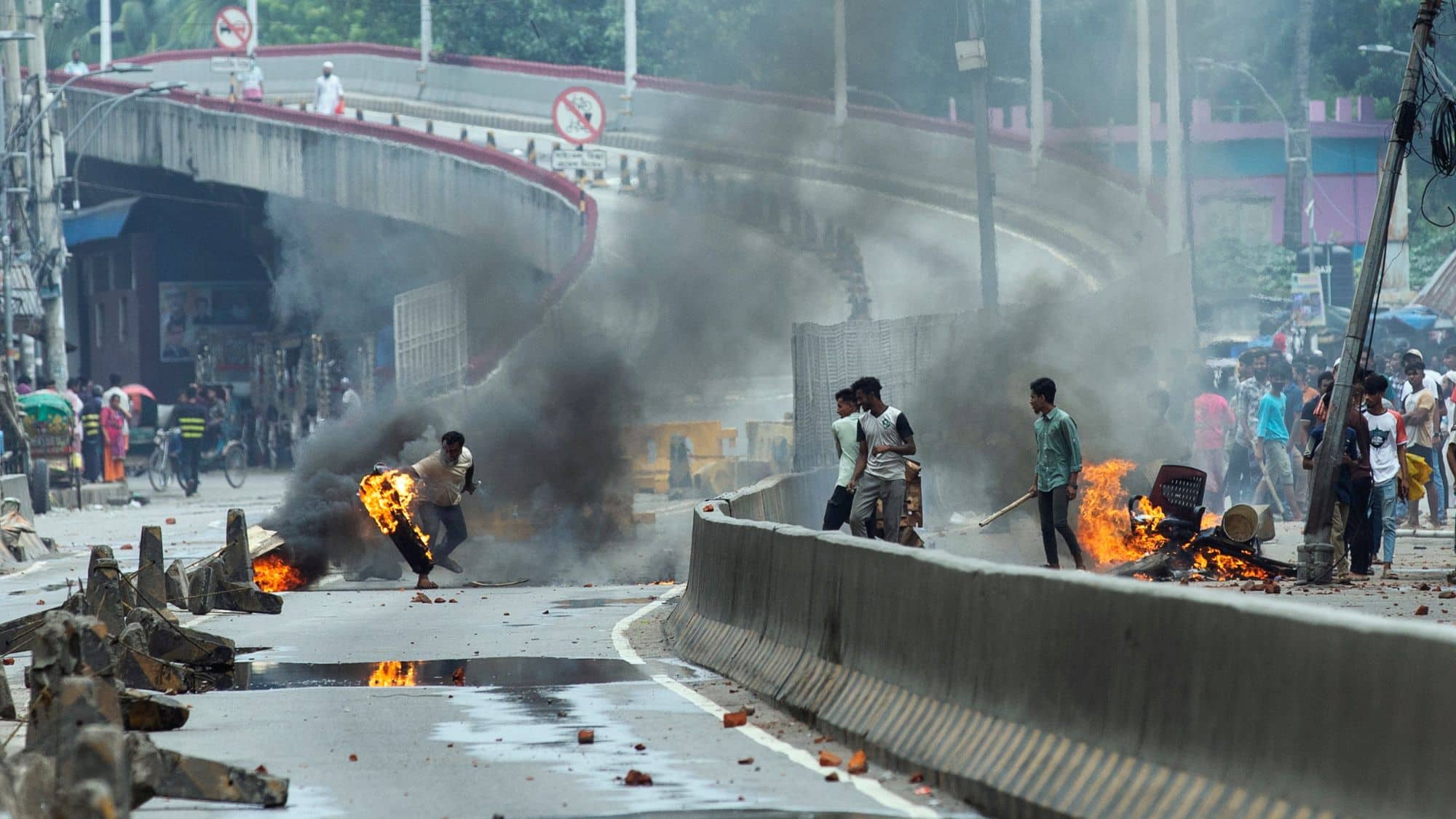 बांग्लादेश फिर बारूद के ढेर पर बैठा! अवामी और BNP से परे देश में अब किसी थर्ड फ्रंट की है मांग बांग्लादेश फिर बारूद के ढेर पर बैठा! अवामी और BNP से परे देश में अब किसी थर्ड फ्रंट की है मांग