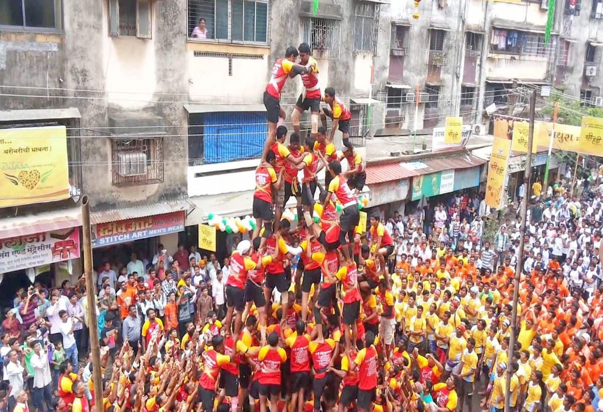 Dahi Handi 2024: आज कान्हा की टोली फोड़ेगी दही की मटकी, मुंबई-ठाणे में लगी सबसे ऊंची दही हांडी Dahi Handi 2024: आज कान्हा की टोली फोड़ेगी दही की मटकी, मुंबई-ठाणे में लगी सबसे ऊंची दही हांडी