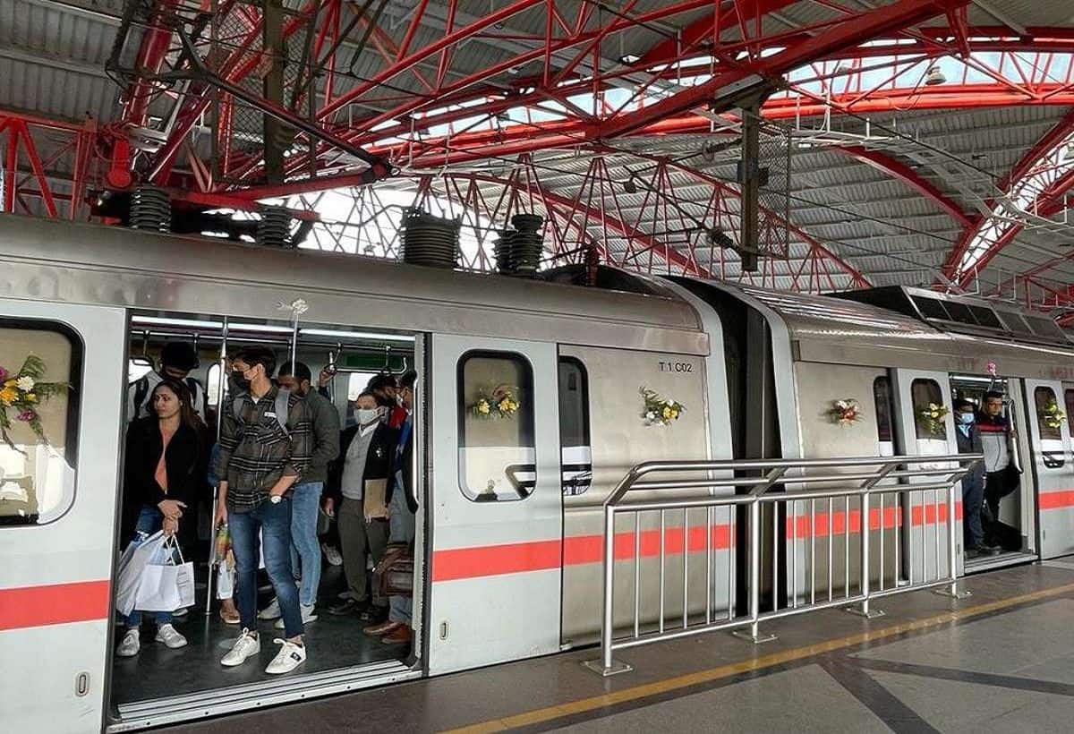 कल रविवार से बदल जाएगा मेट्रो का टाइमिंग, चेक करें किन रूट्स पर कब से चलेगी Metro Train
