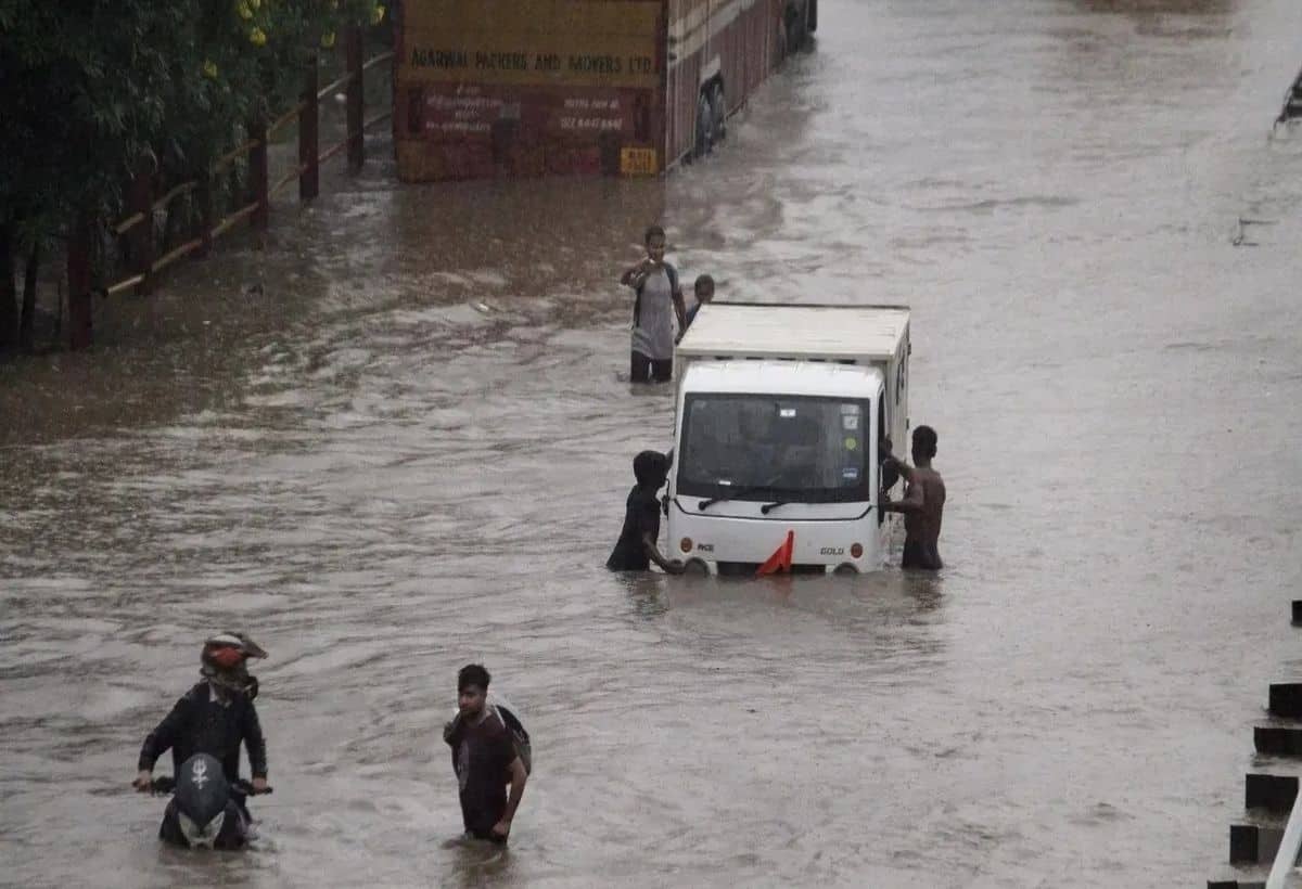Delhi-NCR Rain: दिल्ली- NCR में मूसलाधार बारिश, सड़कें-अंडरपास बन गए तालाब, लग गया ट्रैफिक जाम