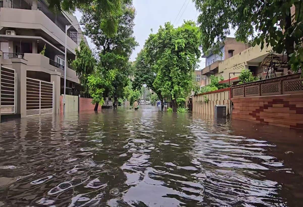 Gujarat Flood: गुजरात में मूसलाधार बारिश का कहर, 32 की मौत, बह गए पुल, सड़कें बन गई नदियां