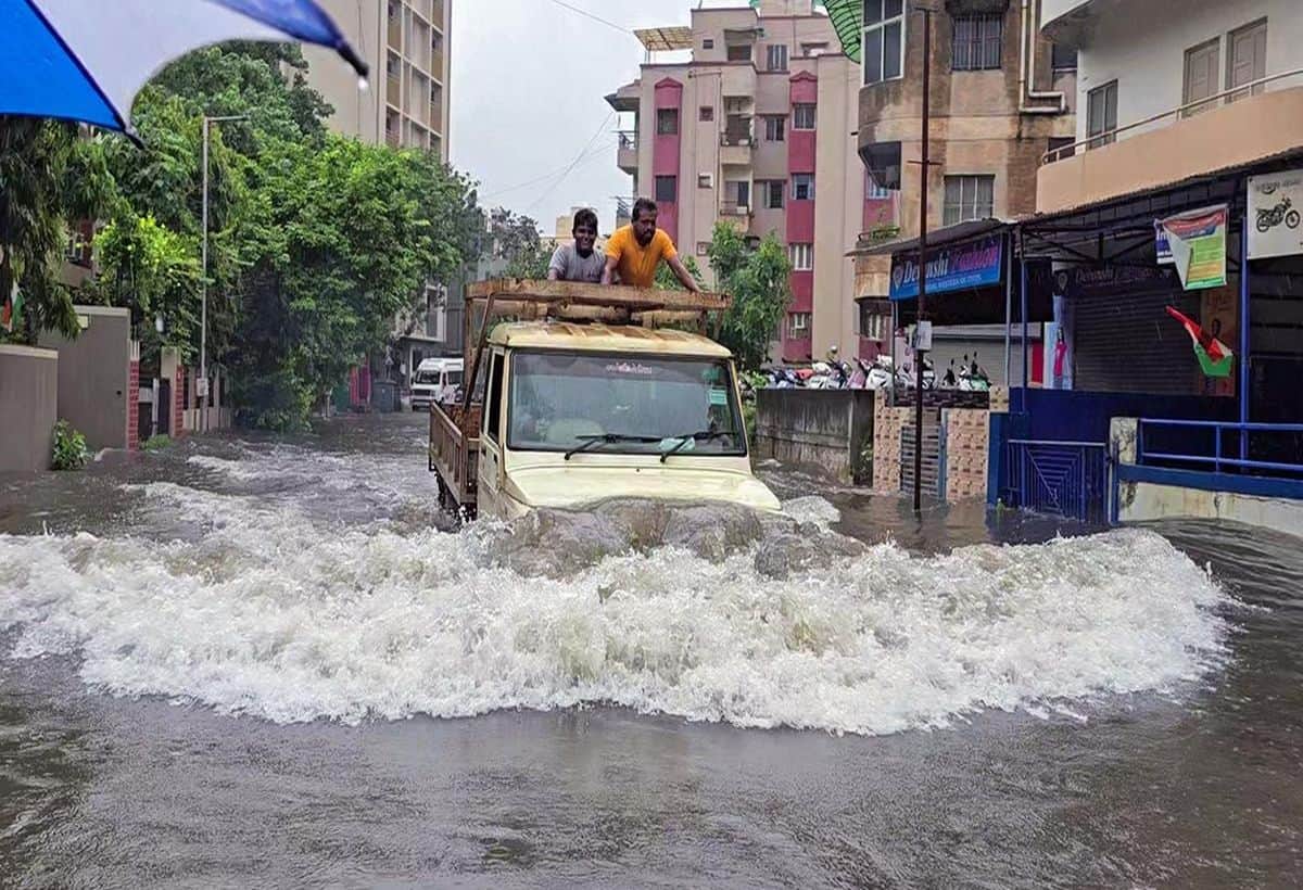Gujarat Flood: गुजरात में मूसलाधार बारिश से हाहाकार, 28 की मौत, 11 जिलों में रेड अलर्ट