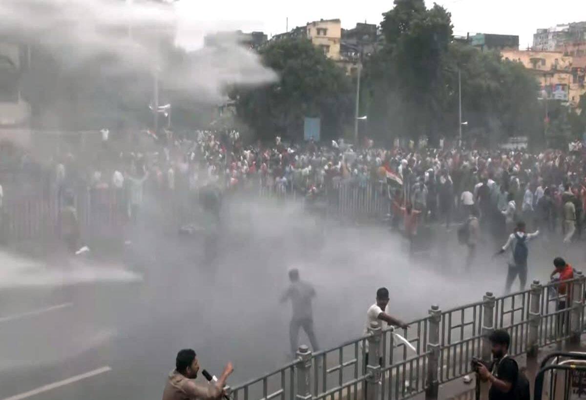 Kolkata Protest: छात्रों पर लाठीचार्ज से नाराज BJP ने 28 अगस्त को 'बंगाल बंद' का किया ऐलान, सीएम ममता बनर्जी को बताया 'तानाशाह' Kolkata Protest: छात्रों पर लाठीचार्ज से नाराज BJP ने 28 अगस्त को 'बंगाल बंद' का किया ऐलान, सीएम ममता बनर्जी को बताया 'तानाशाह'