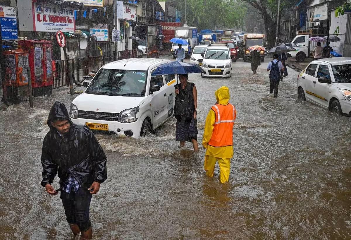 Heavy Rain Lashes Mumbai: मुंबई में भारी बारिश के चलते कई इलाकों में भरा पानी, मौसम विभाग ने जारी किया रेड अलर्ट