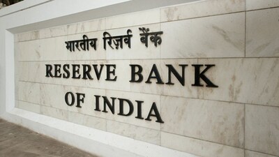 आरबीआई ने कहा है कि वह फाइनेंशियल सर्विसेज और प्रोडक्ट्स की मिस-सेलिंग को रोकने के लिए भी सख्त नियम बनाएगा।
