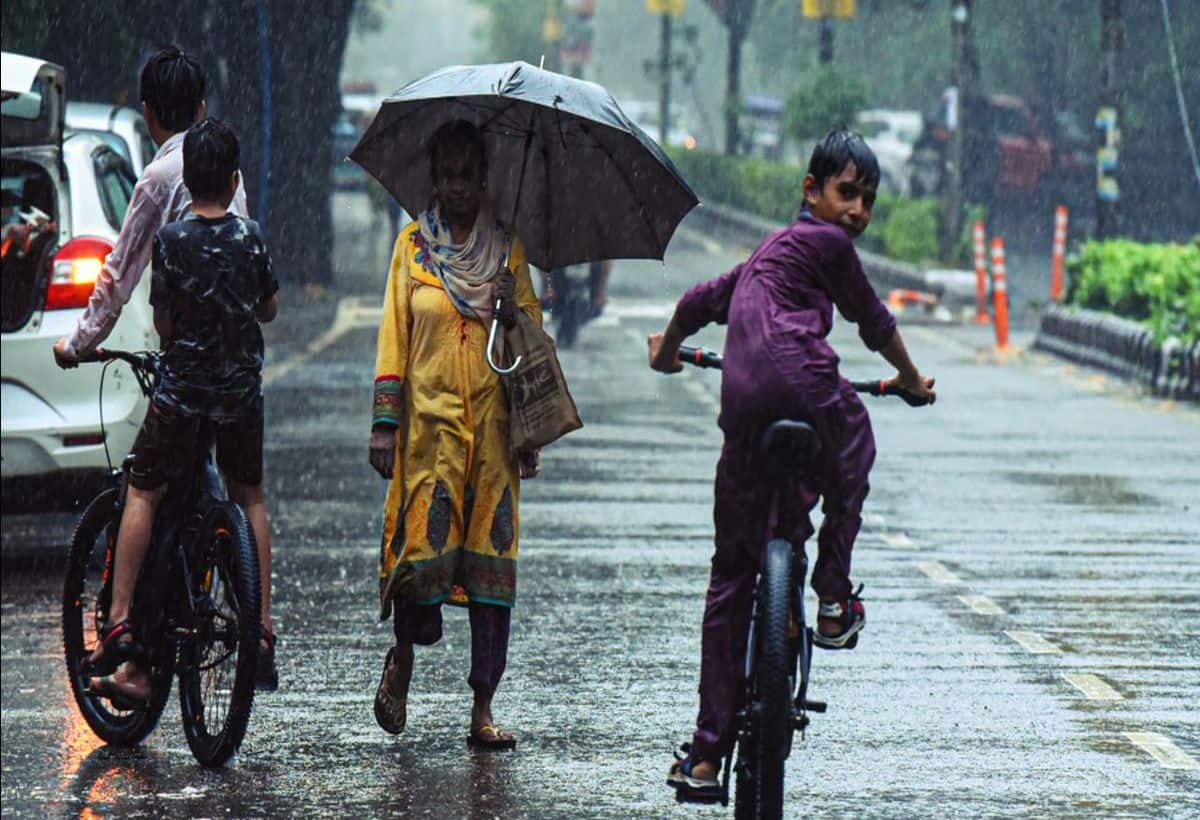 Weather Updates: दिल्ली में आज भारी बारिश की आशंका, UP के कई जिलों में येलो अलर्ट जारी