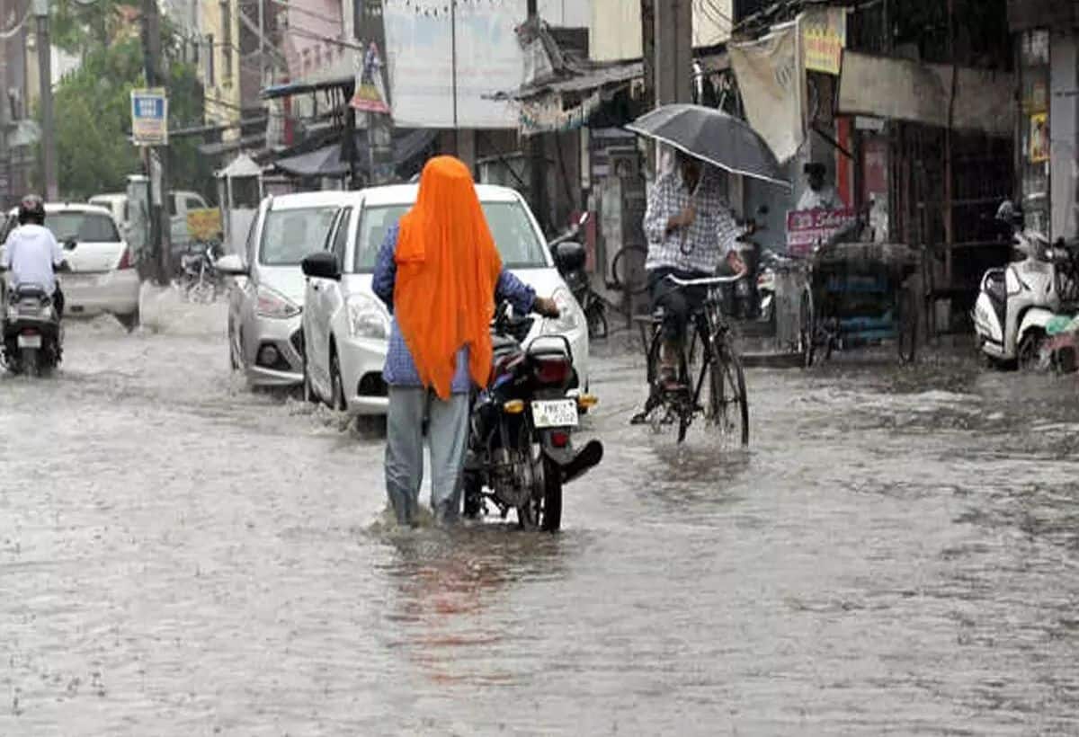 Weather Updates: देश के 7 राज्यों में भारी बारिश की आशंका, ऑरेंज अलर्ट जारी, जानें दिल्ली में मौसम का हाल