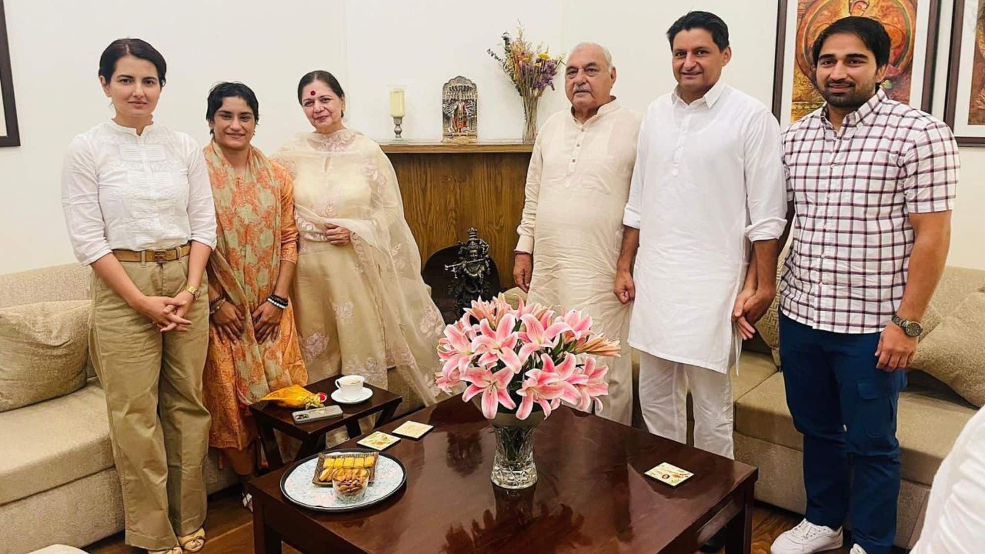 Haryana Election: चुनावी दंगल में दांव आजमाएंगी विनेश फोगाट! कांग्रेस में हो सकती हैं शामिल? बहन बबीता को दे सकती हैं टक्कर Haryana Election: चुनावी दंगल में दांव आजमाएंगी विनेश फोगाट! कांग्रेस में हो सकती हैं शामिल? बहन बबीता को दे सकती हैं टक्कर
