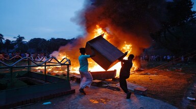 Bangladesh Protest: प्रधानमंत्री शेख हसीना के इस्तीफे के बाद भी बांग्लादेश में प्रदर्शनकारियों का उत्पात थमने का नाम नहीं ले रहा है। पूर्व प्रधानमंत्री शेख हसीना के देश छोड़कर जाने की खबर फैलते ही सैकड़ों लोग उनके आवास में घुस गए। प्रदर्शनकारियों ने जमकर तोड़फोड़ और लूटपाट की। पिछले दो दिनों में 100 से अधिक लोग मारे जा चुके हैं। शेख हसीना फिलहाल भारत में हैं