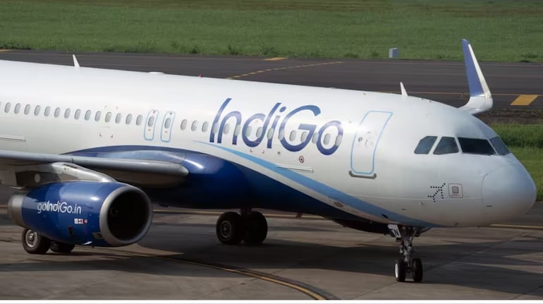 Air India के बाद अब IndiGo की दो फ्लाइट्स को बम से उड़ाने की धमकी,  यात्रियों में मचा हड़कंप - indigo flights operating from mumbai to muscat  and jeddah receive bomb threat