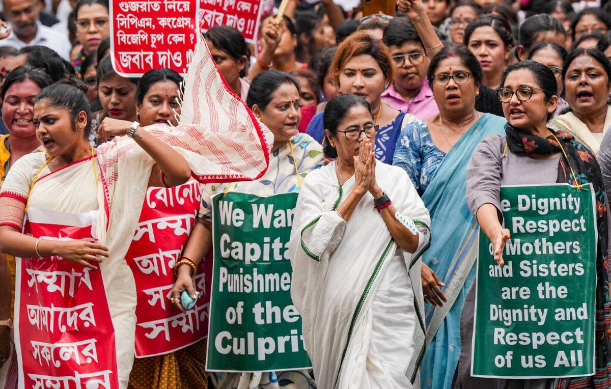 Kolkata Rape-Murder Case: ममता सरकार ने विरोध प्रदर्शनों के बीच 42 प्रोफेसरों और डॉक्टरों का किया ट्रांसफर, मचा बवाल Kolkata Rape-Murder Case: ममता सरकार ने विरोध प्रदर्शनों के बीच 42 प्रोफेसरों और डॉक्टरों का किया ट्रांसफर, मचा बवाल