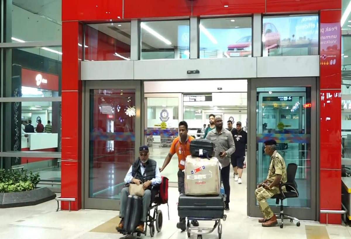 Bangladesh Unrest: बांग्लादेश में हिंसा के बीच एक्शन में भारत सरकार, ढाका से 205 लोगों को लेकर आया एयर इंडिया का स्पेशल प्लेन Bangladesh Unrest: बांग्लादेश में हिंसा के बीच एक्शन में भारत सरकार, ढाका से 205 लोगों को लेकर आया एयर इंडिया का स्पेशल प्लेन