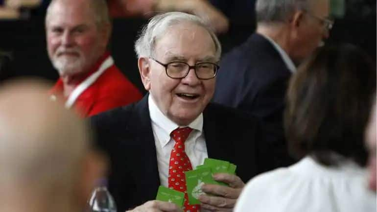 Warren Buffett: शेयर बाजार में आने वाली है मंदी? वॉरेन बफे की कंपनी ने मार्केट से निकालकर रखा है 277 अरब डॉलर कैश – warren buffett berkshire hathaway has raises cash position to record 277 billion dollar a level last seen in 2005