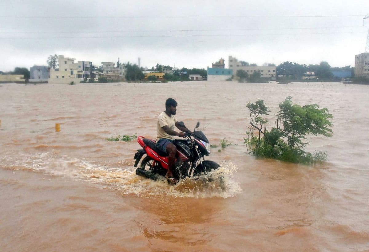 आंध्र प्रदेश और तेलंगाना में कुदरत का कहर, भारी बारिश से 35 लोगों की मौत, राज्य सरकार ने किया छुट्टी का ऐलान