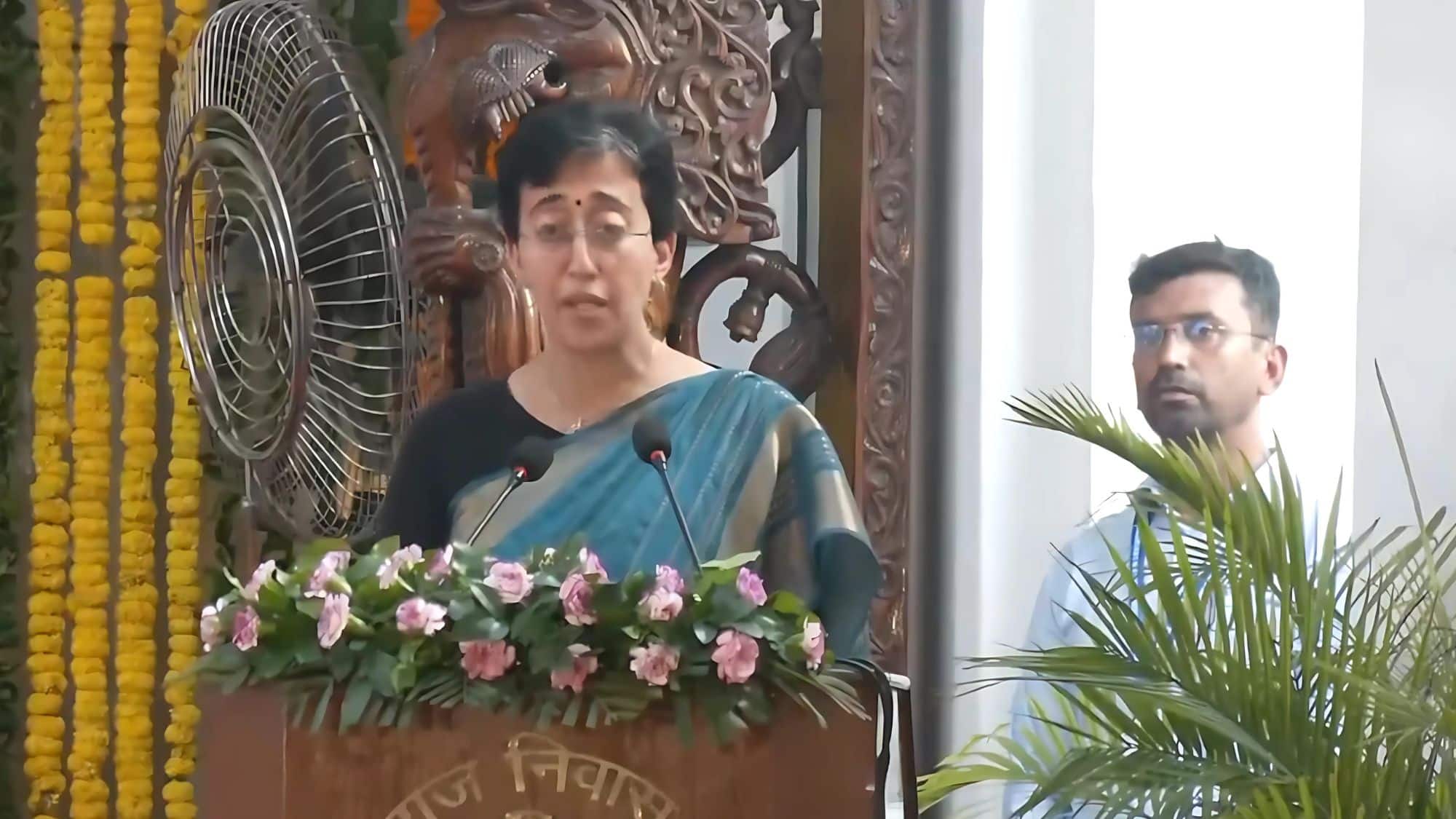 CM Atishi Oath: आतिशी की हुई ताजपोशी, CM पद की ली शपथ, राजधानी की तीसरी महिला मुख्यमंत्री बनीं CM Atishi Oath: आतिशी की हुई ताजपोशी, CM पद की ली शपथ, राजधानी की तीसरी महिला मुख्यमंत्री बनीं